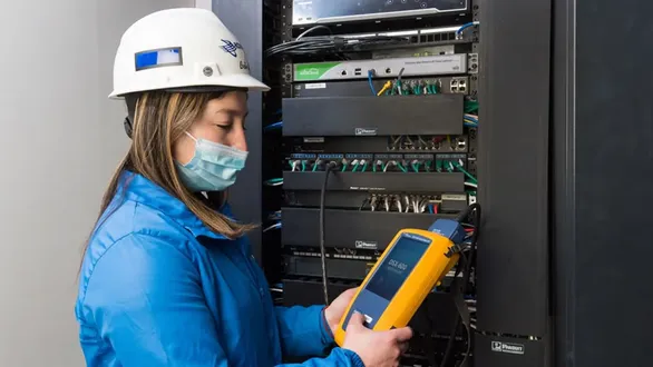 Técnico revisando un rack de comunicaciones